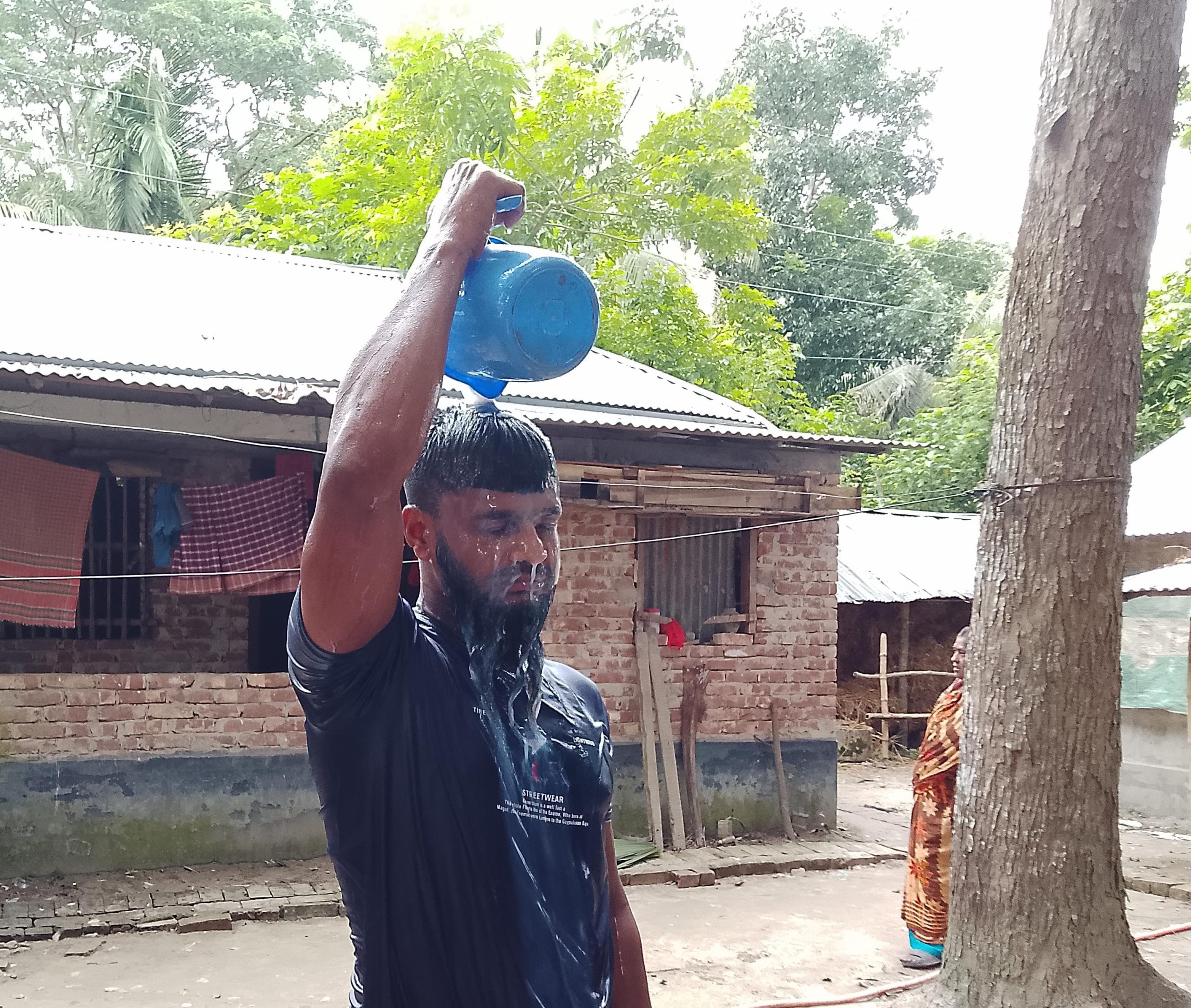 নড়াইলে দুধ দিয়ে গোসল করে রাজনীতি ছাড়ার ঘোষণা ছাত্রলীগ নেতার