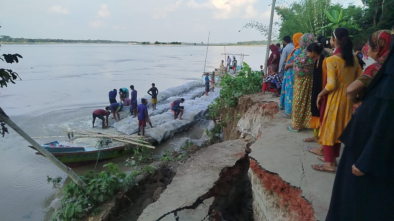 নদীর তীব্র ভাঙ্গন থেকে নড়াইলের চাচই ধানাইড সড়কটি রক্ষায় কাজ করছে কতৃপক্ষ