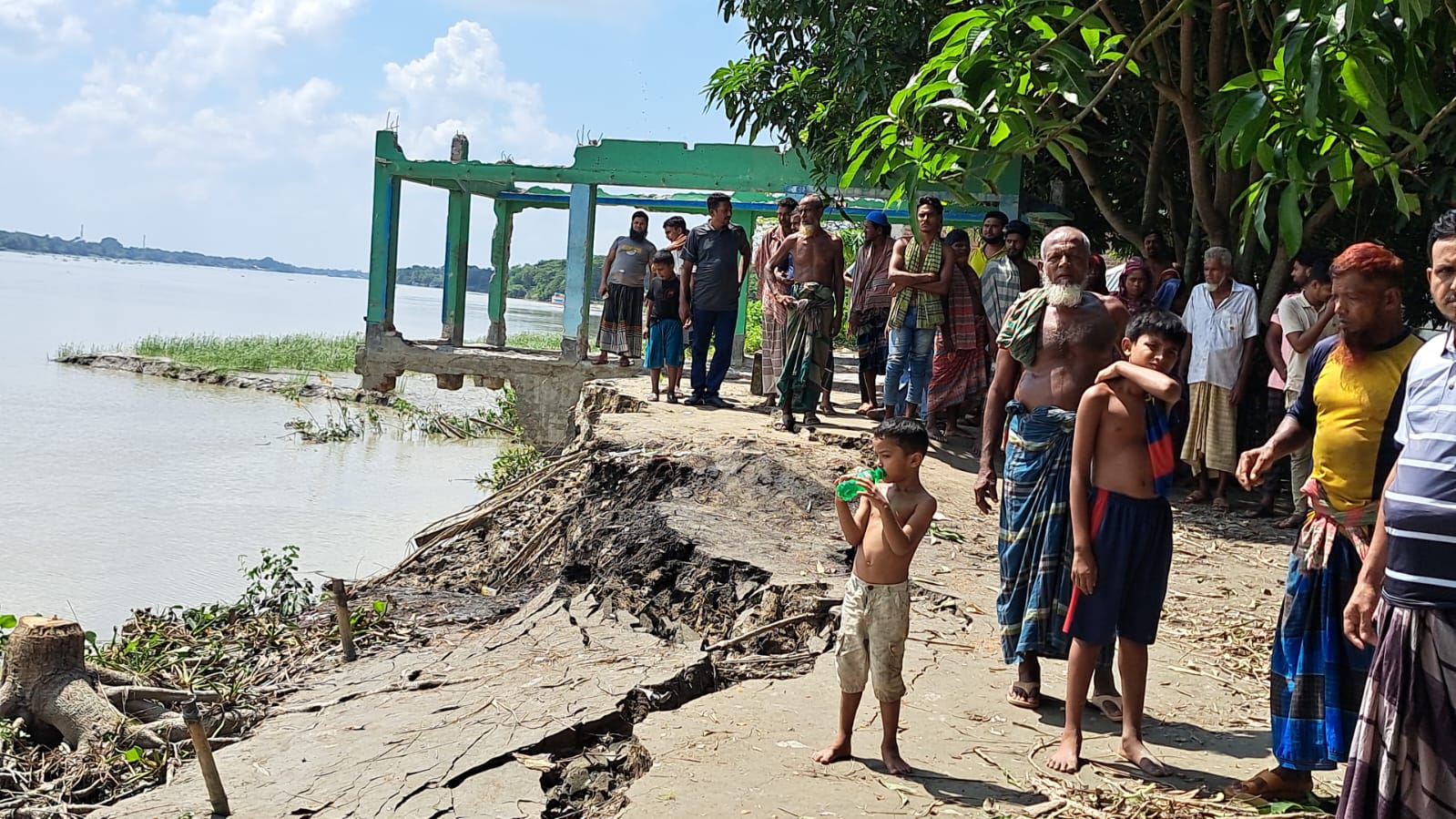 নদী ভাঙনের কবলে পারবিঞ্চপুর, বিলীন একাধিক ব্যবসা প্রতিষ্ঠান