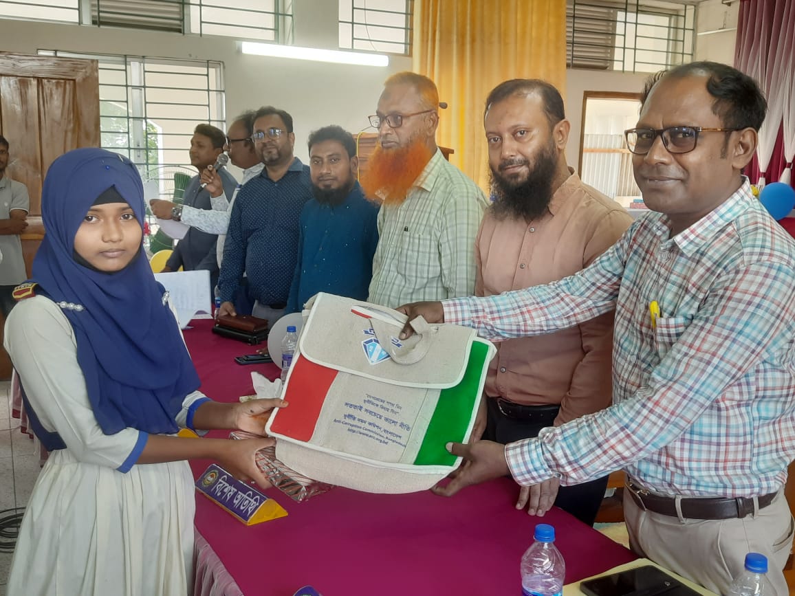 লোহাগড়ায় দুর্নীতিবিরোধী বিতর্ক ও রচনা প্রতিযোগিতা