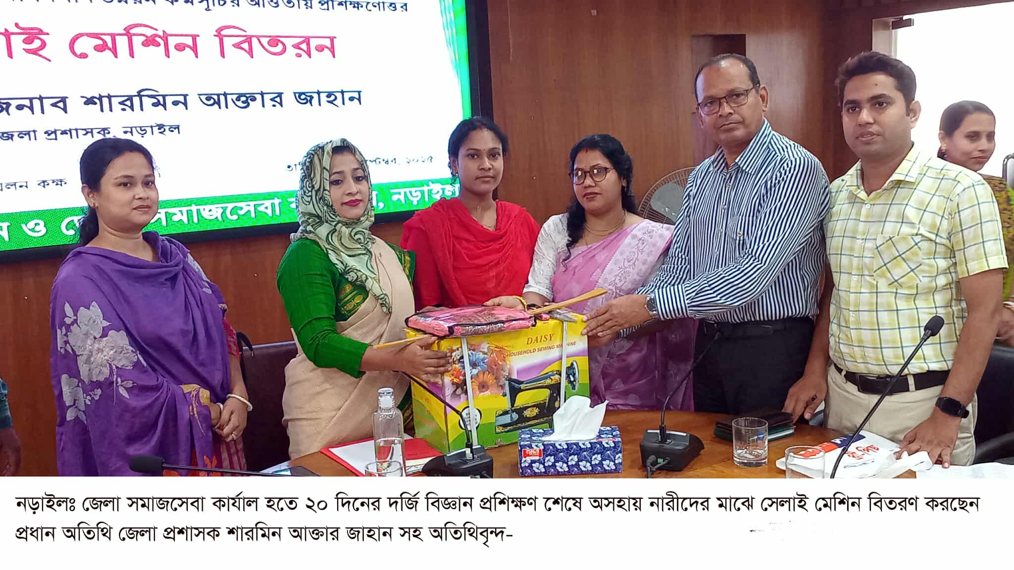 নড়াইলে ৪১ নারী পেলেন সেলাই মেশিন ও নগদ অর্থ