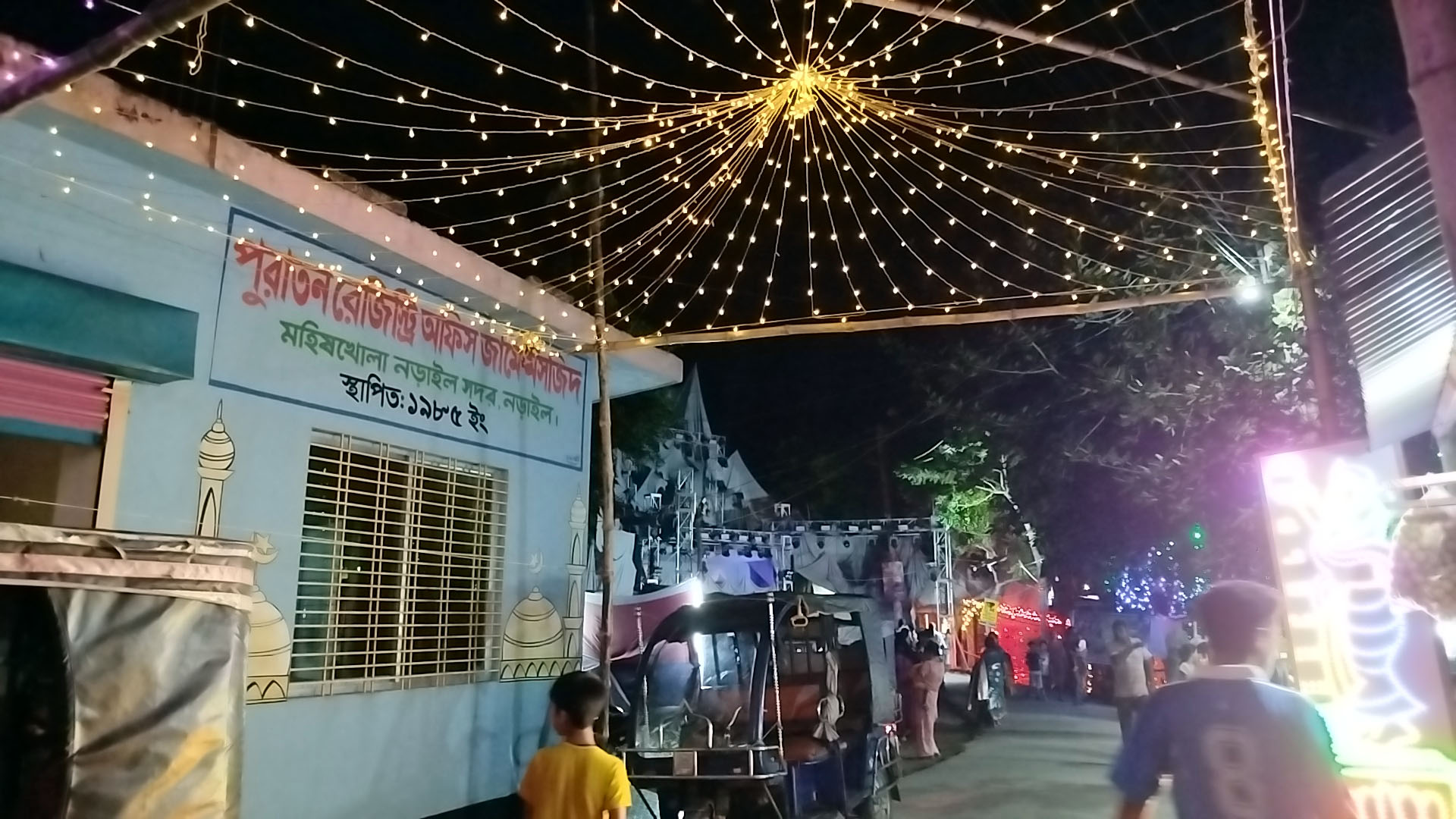 সম্প্রীতির বন্ধনে সাড়ে চার যুগ ধরে চলছে দুর্গোৎসব ১৫টি মসজিদ-মন্দিরের পাশাপাশি অবস্থান