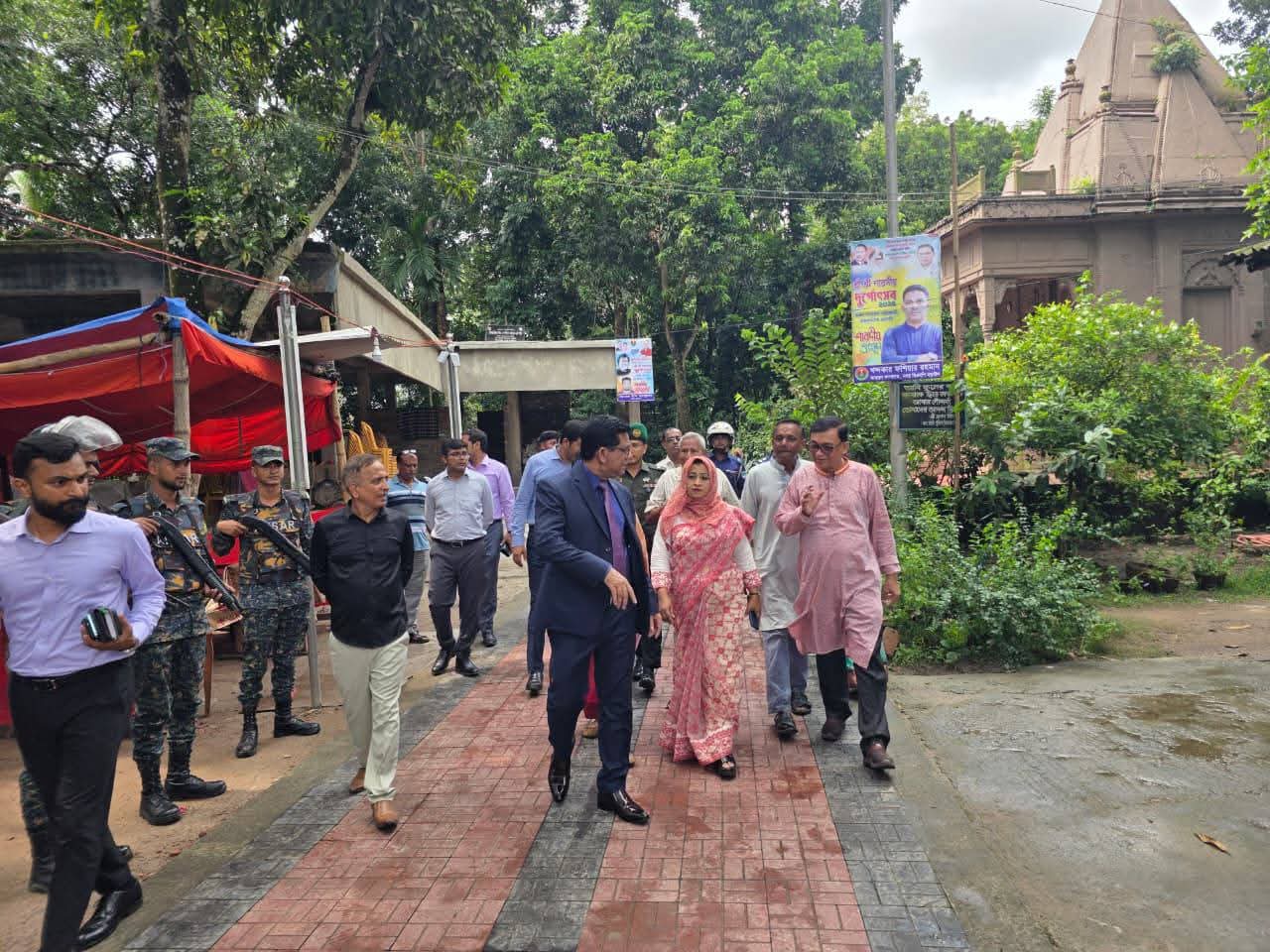 নড়াইলে কয়েকটি পুজামন্ডপ পরিদর্শন করলেন খুলনা বিভাগীয় কমিশনার 
