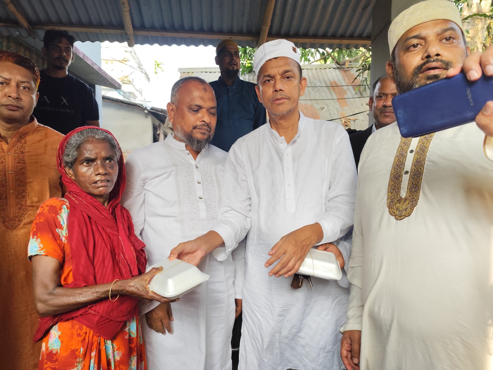 নড়াইলে শশুরালয়ে এসে অসহায়দের মাঝে খাবার বিতরণ করেন জননেতা রকিবুল ইসলাম বকুল