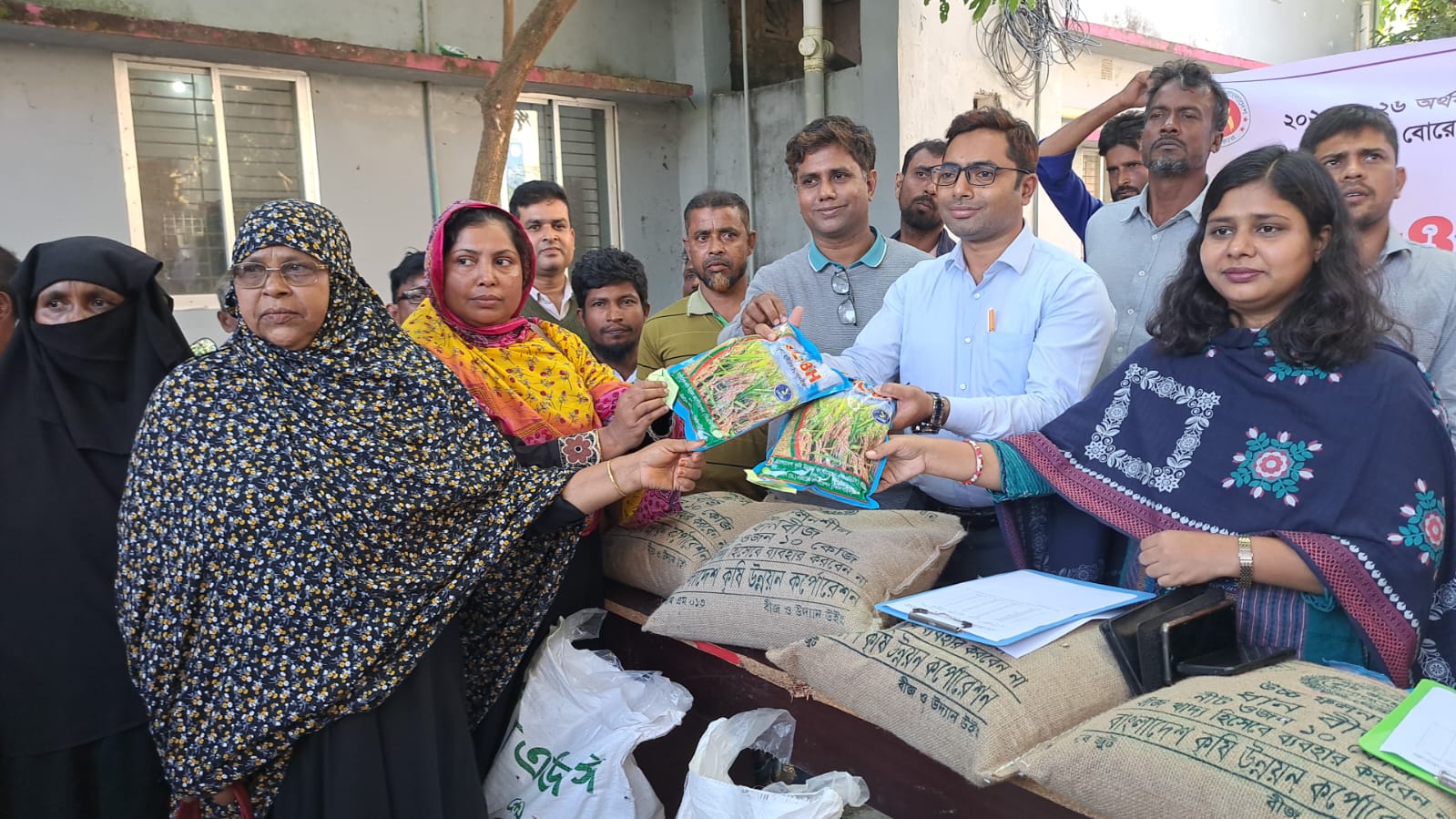 নড়াইলে কৃষকের মাঝে বিনামূল্যে বীজ ও সার বিতরণ