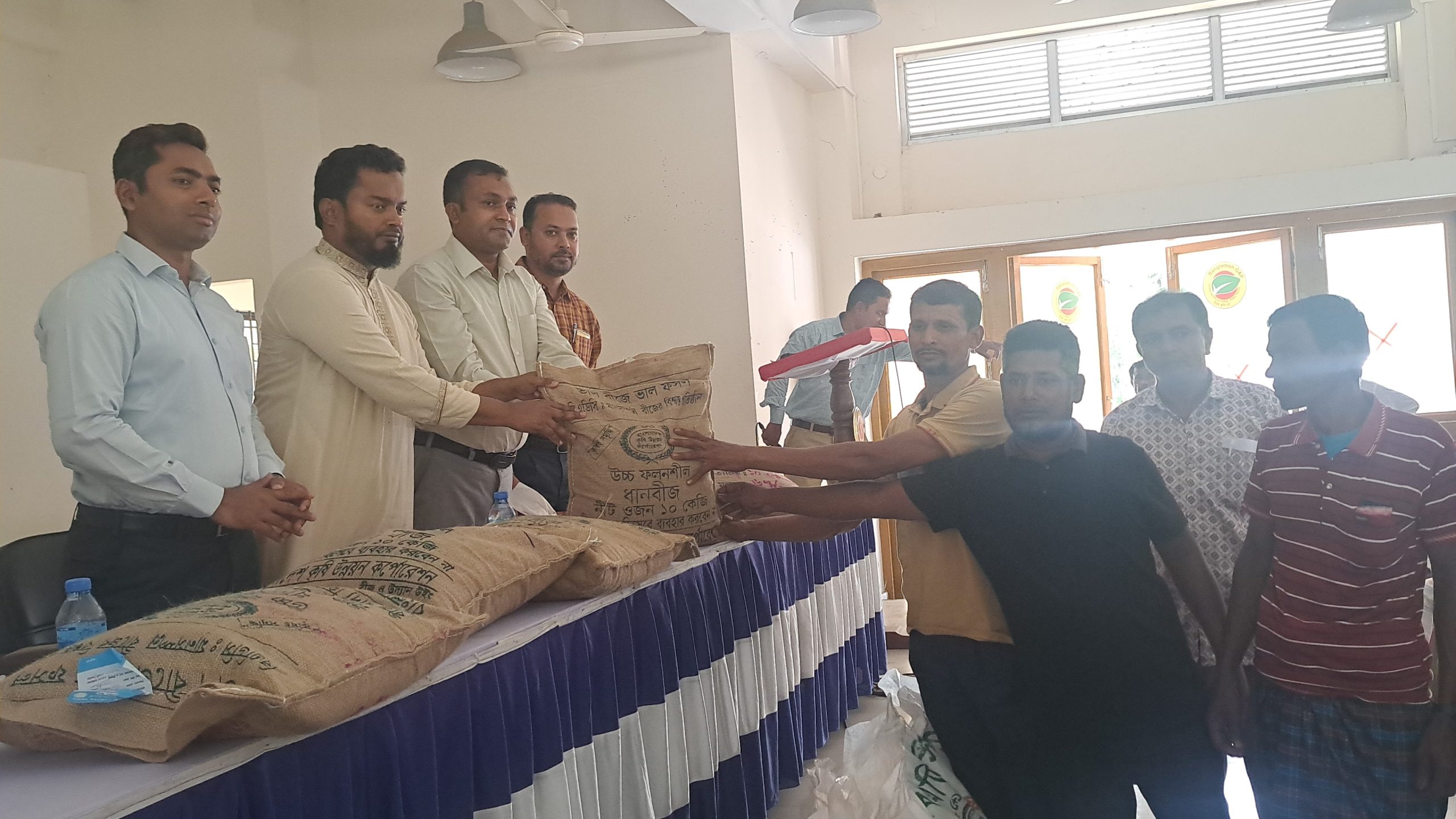 নড়াইলে আউশ ধানের উৎপাদন বাড়াতে কৃষকদের মাঝে প্রণোদনা বিতরণ